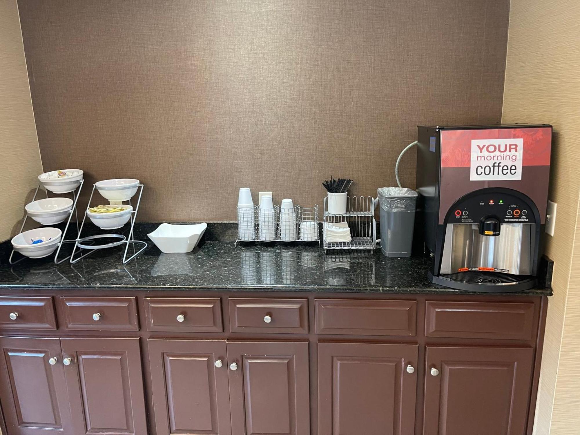 Red Roof Inn Newport News - Йорктаун Екстер'єр фото